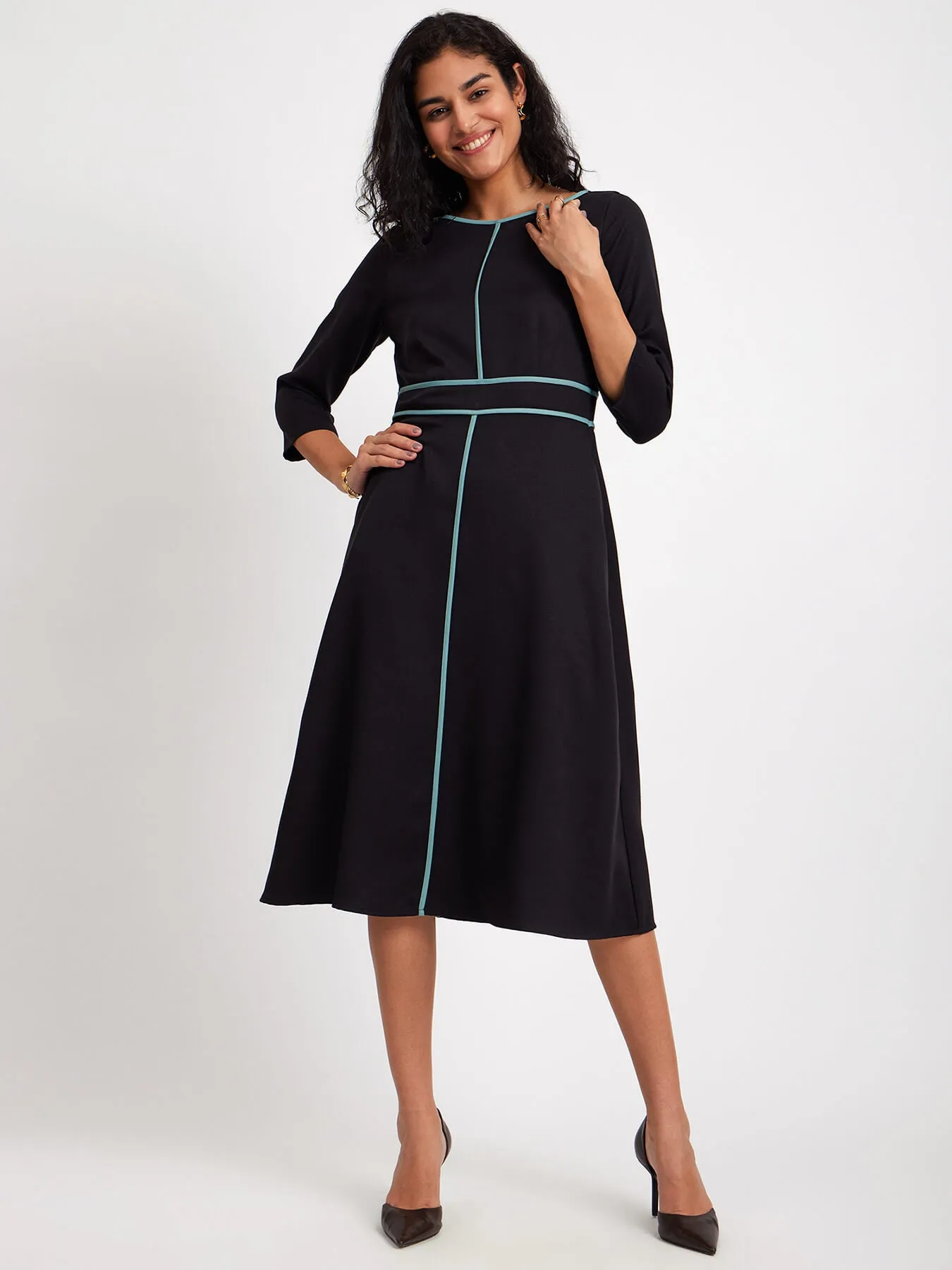Colour Block Solid Dress - Black And Sap Green