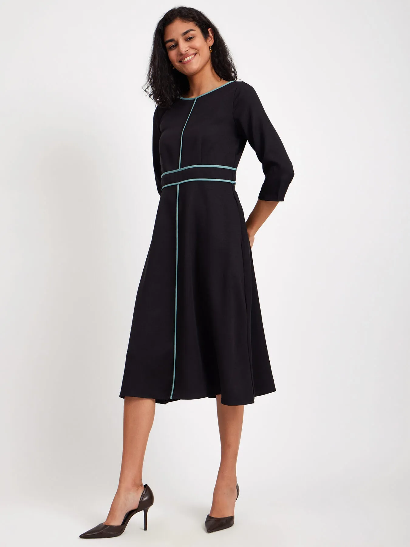 Colour Block Solid Dress - Black And Sap Green